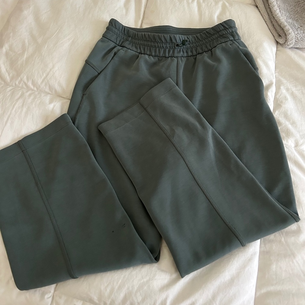 Lululemon Softstreme Midrise Cropped Pants